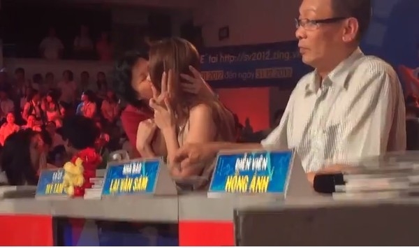 
	
	Mỹ Tâm đang ngồi làm giám khảo tại SV2012 thì đột nhiên bị một fan lớn tuổi lao lên sân khấu hôn.